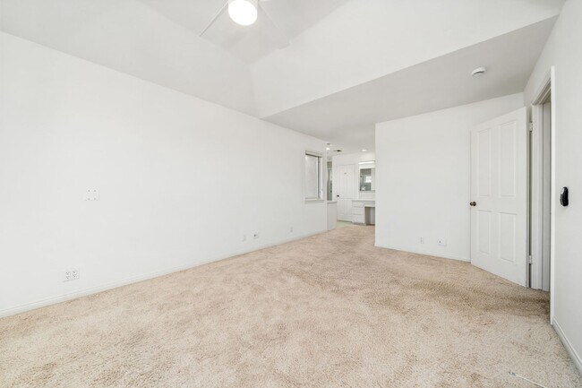 Building Photo - Spacious Two-Story 5 BD/3 BA Home in Desirable East Bluff Neighborhood