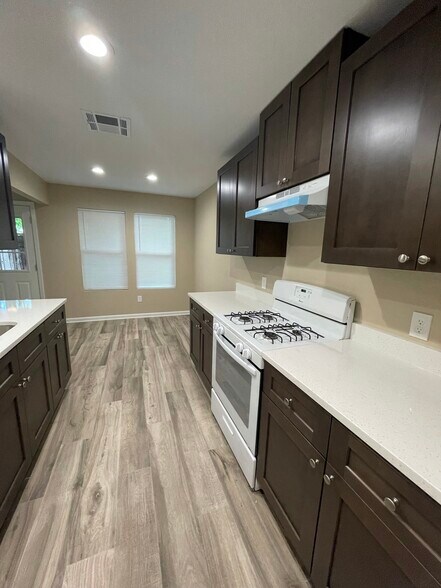 Building Photo - 410 Parkhill Cove