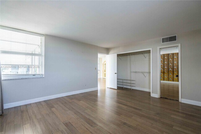 Building Photo - 9500 W Bay Harbor Dr