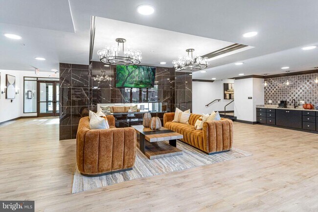 Building Photo - 701 N Henry St