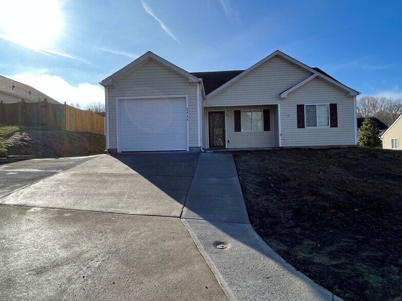 Primary Photo - 2464 Stratford Crossing Dr