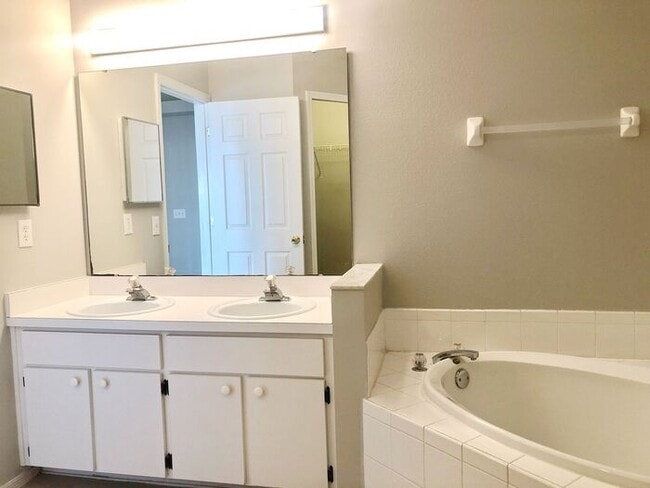 Building Photo - CUTE 3 BED 2 BATH HOME with SINGLE GARAGE IN SOUTHEAST ORLANDO