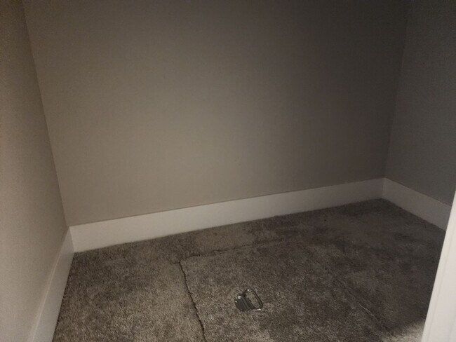Building Photo - 3 bedroom Townhouse with Pool Access and E...