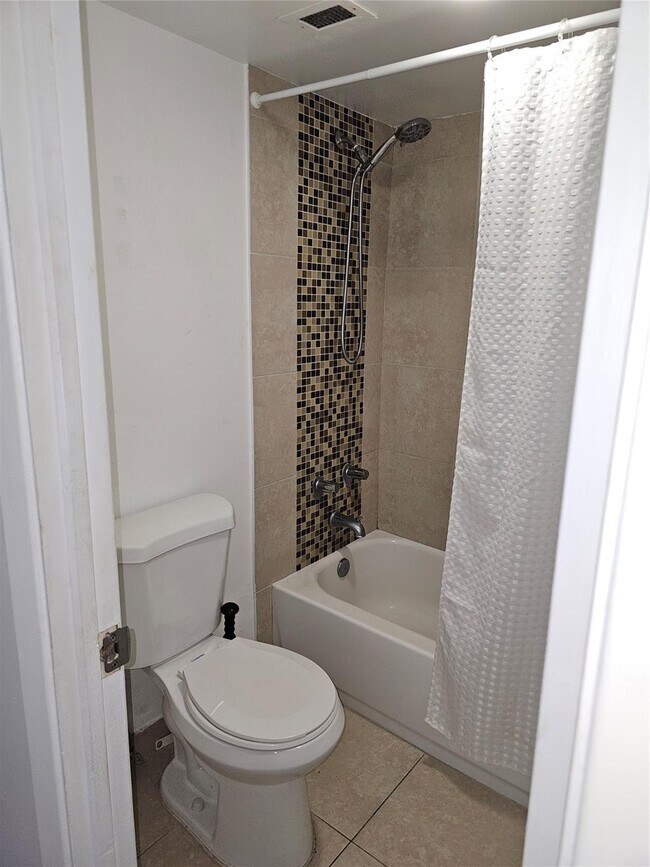 Building Photo - 500 Bayview Dr