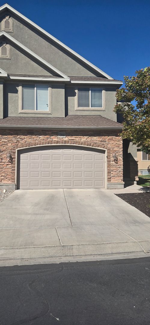 Building Photo - Beautiful 3 Bed 3.5 Bath in Riverton!!