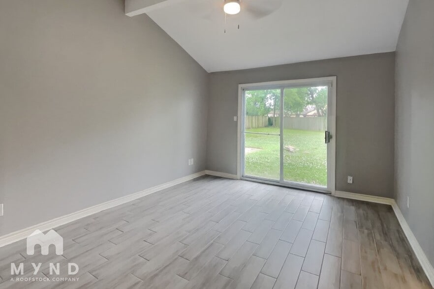 Building Photo - 2403 Summer Spring Dr