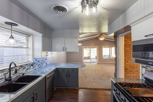 Building Photo - Beautiful 3 bedroom 2 bath home in Fountai...