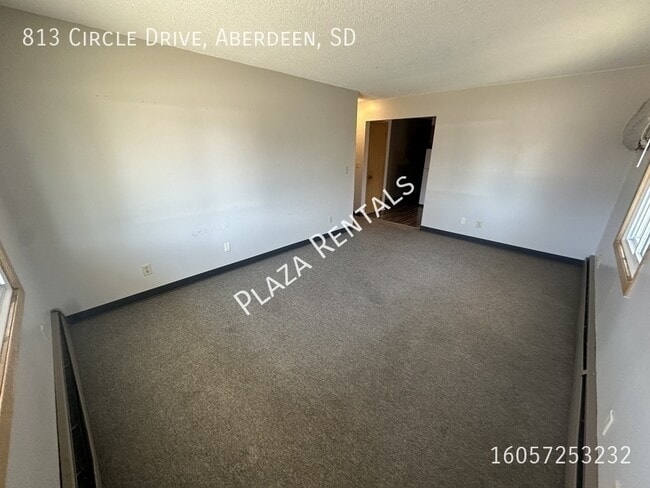 Building Photo - 905 N Main St