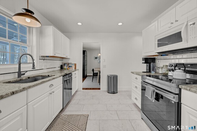 Building Photo - 5 Main Dr