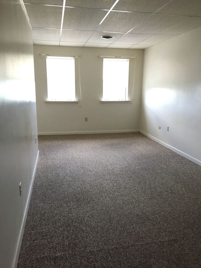 Building Photo - 613 W Broadway