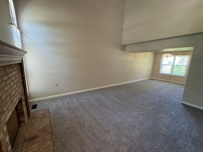 Building Photo - Eagle Creek 3 Bed 2.5 Bath