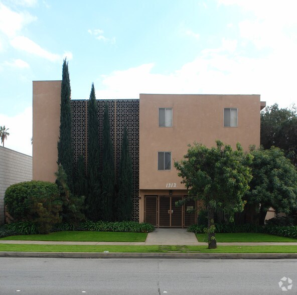 Building Photo - 1313 Huntington Dr