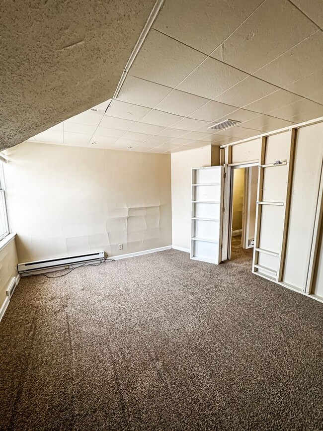 Building Photo - 5 Bed 2 Bath Single Family Home!