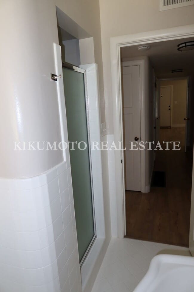 Building Photo - 2 bedrooms, 1 bath, Large 2 car garage & carport