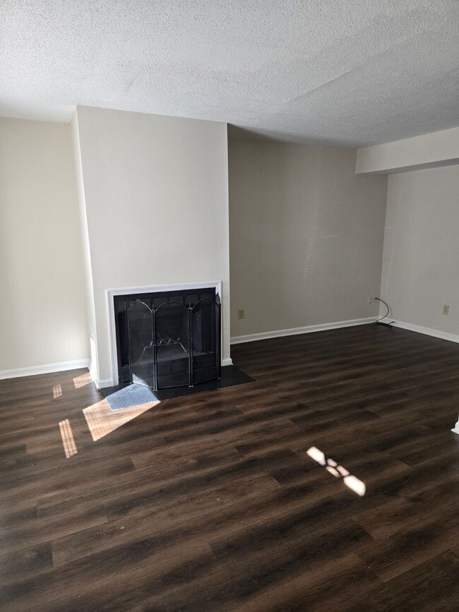 Building Photo - Beautiful 2 bedroom Townhouse