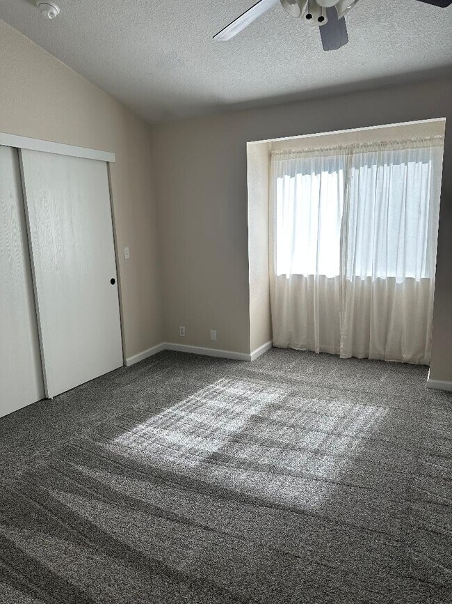 Building Photo - 1325 Oak Ridge Dr