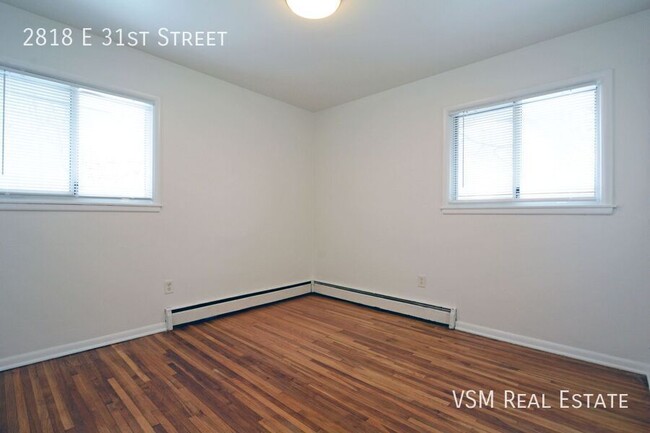 Building Photo - Spacious 2-Bedroom Upper-Level Unit - Avai...