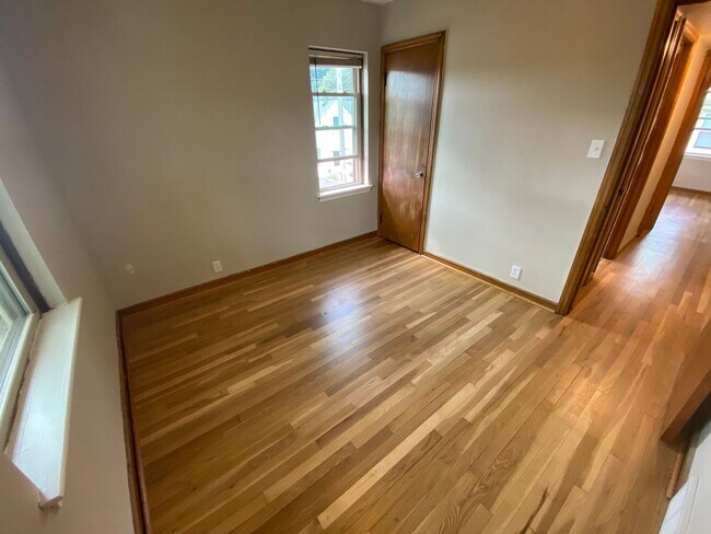 Building Photo - Comfortable 2-Bedroom Wauwatosa Apartment