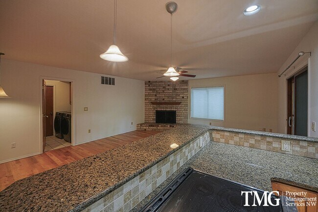 Building Photo - 3841 SE Madsen Ct
