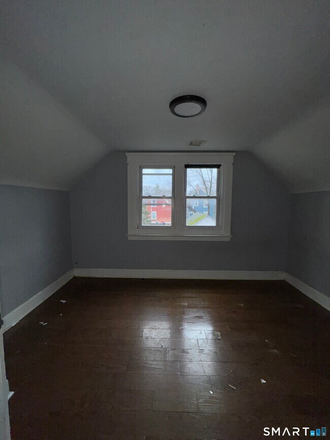 Building Photo - 154 Frank St