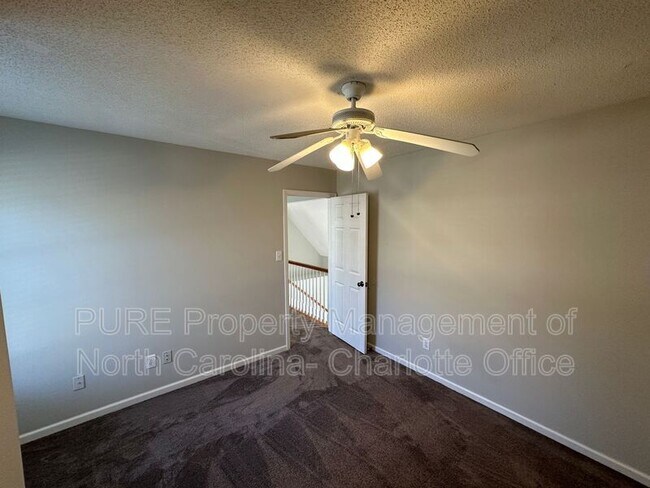 Building Photo - 12115 Landing Green Dr