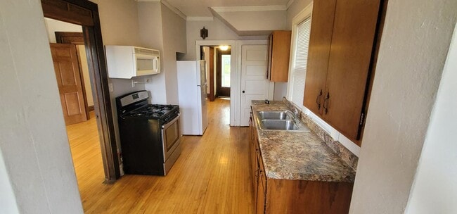 Building Photo - JUNE 2026 - Duluth MN -4 bed - 1 bath - Si...