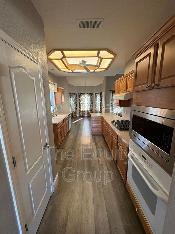 Building Photo - 6227 W Oak Ave