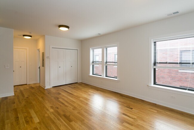 Building Photo - 2229 W Eastwood Ave