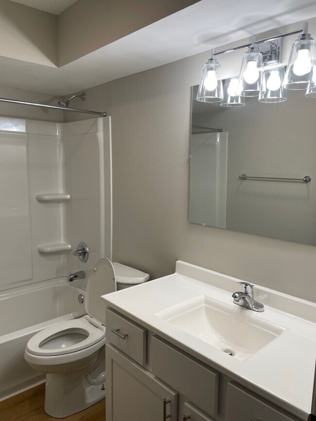 Building Photo - 1910 Thornapple Ave