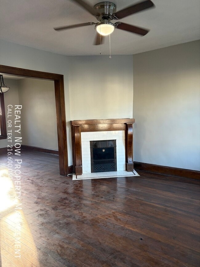 Building Photo - 1315 W 93rd St