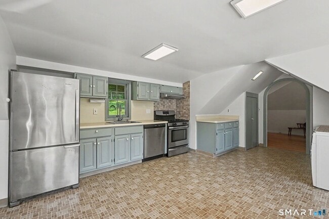 Building Photo - 723 Riverbank Rd
