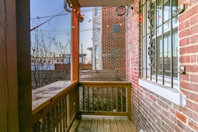 Building Photo - Fully Renovated 3 BR/1.5 BA Apartment in C...