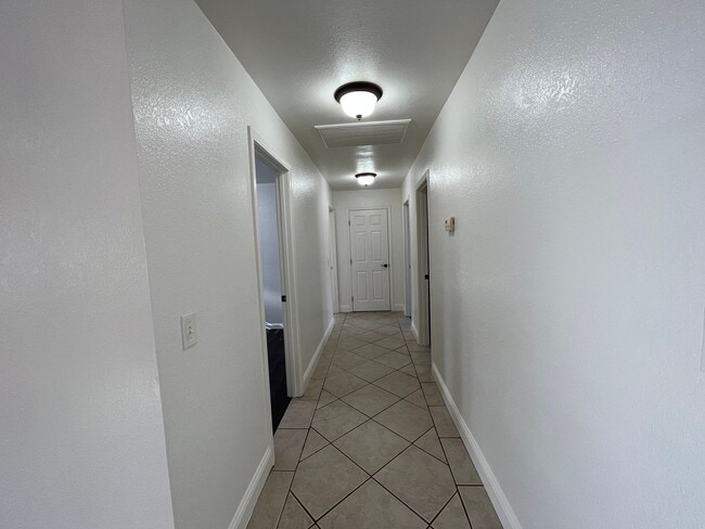 Building Photo - Country Property - ALL UTILITIES INCLUDED