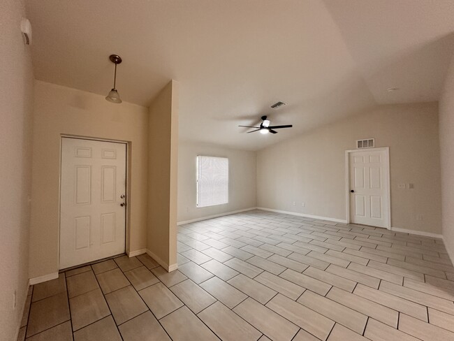 Building Photo - 318 NW 7th Pl