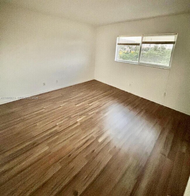 Building Photo - 1400 NE 54th St