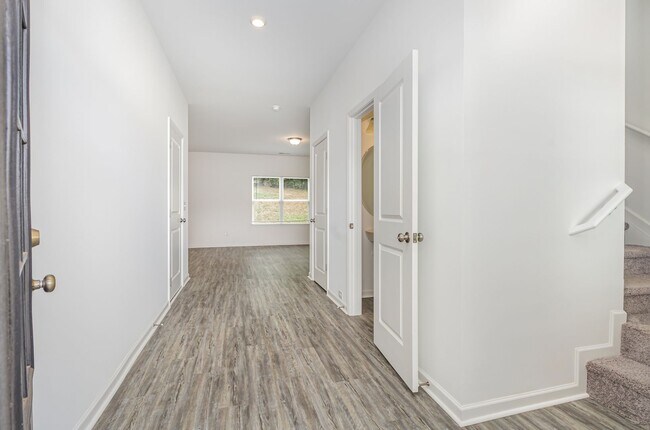 Building Photo - Charming 3-Bedroom Home in Columbia – Avai...
