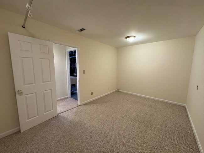 Building Photo - Well-Maintained 3 Bed 3.5 Bath Townhome Wi...