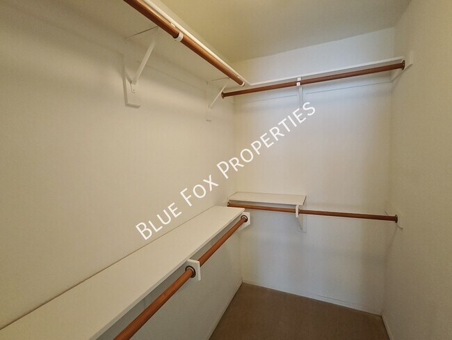 Building Photo - 7862 W Sacramento Hill Dr