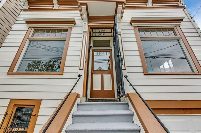 Building Photo - Updated 2 Bedroom Home with Garage in Lowe...