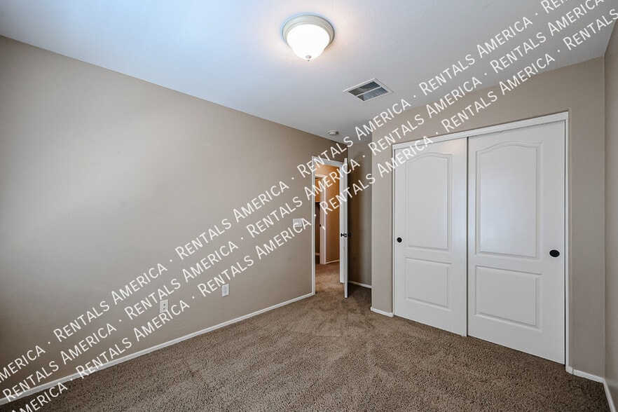 Building Photo - 3908 E Sabra Ln