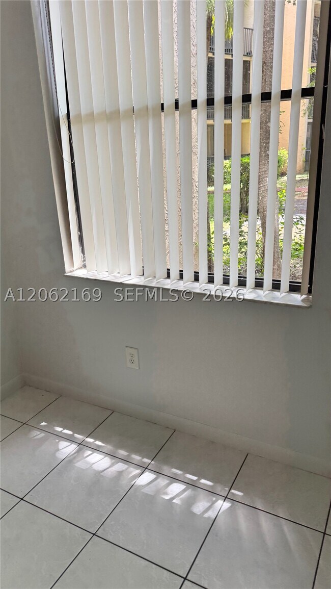 Building Photo - 14221 N Kendall Dr