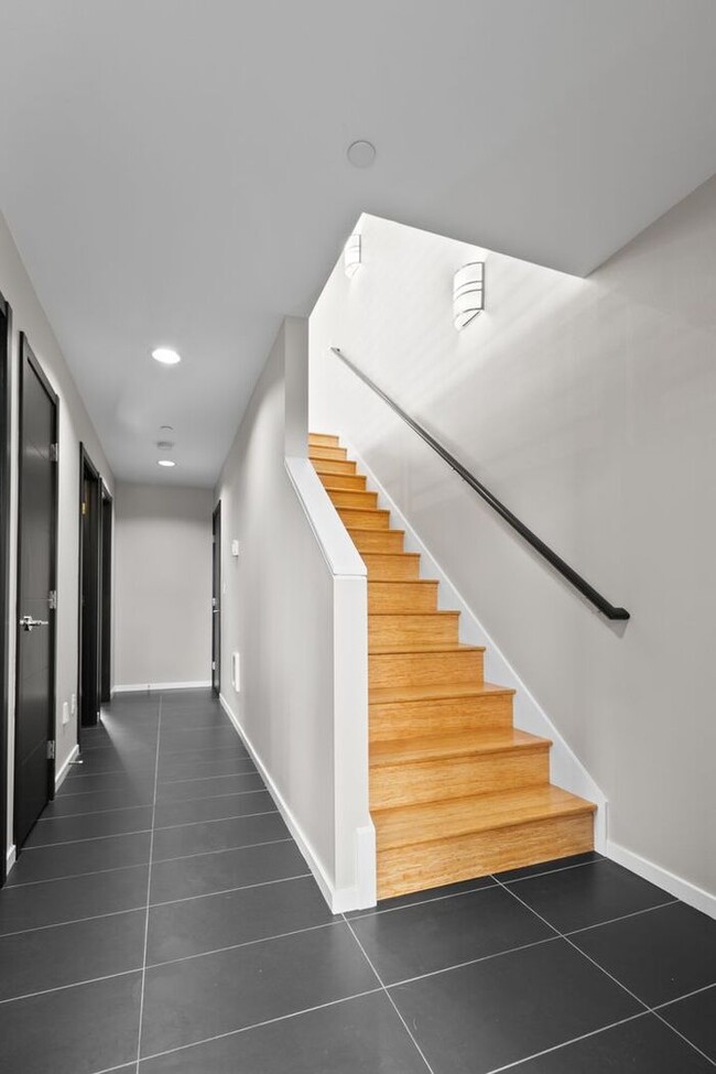 Building Photo - Air Conditioned Judkins Parkside Townhome ...