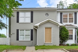 Building Photo - Nice 2 Bed 2.5 Bath House! Available Fall 2026!