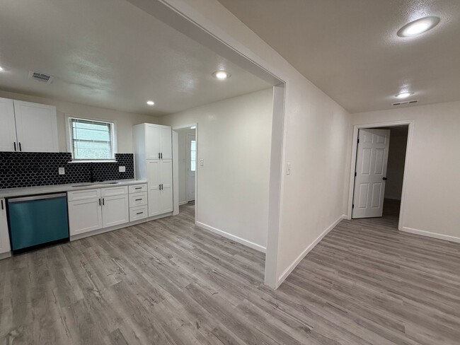 Building Photo - 222 San Angelo Ave