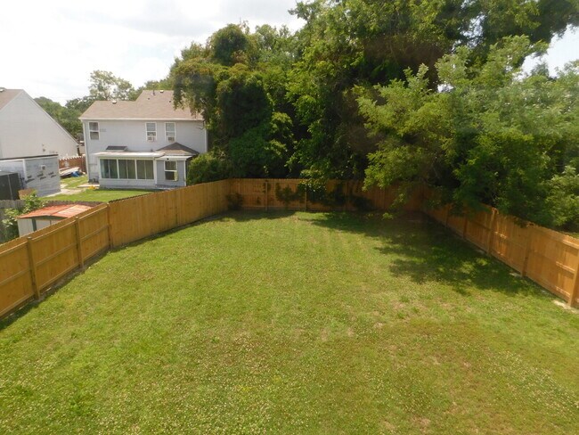 Building Photo - "Spacious 4-Bedroom Gem on Hughart Street with 2.5 Bathrooms and 2108 Sq. Ft. of Comfort!"