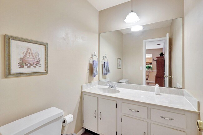 Building Photo - 1558 Shaker Cir