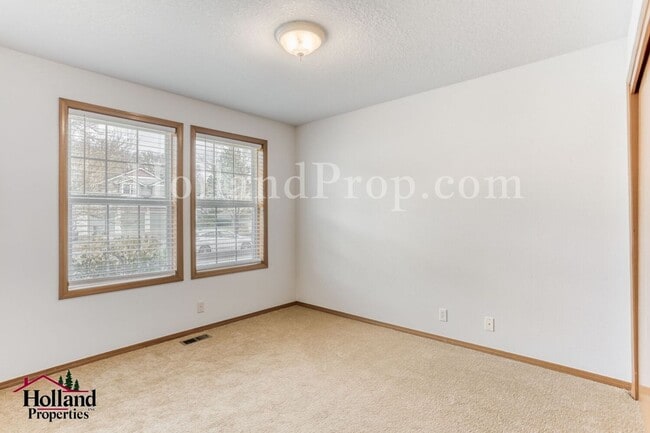 Building Photo - Pet-Friendly Hillsboro Home with Brand New Carpets and Fresh Paint!