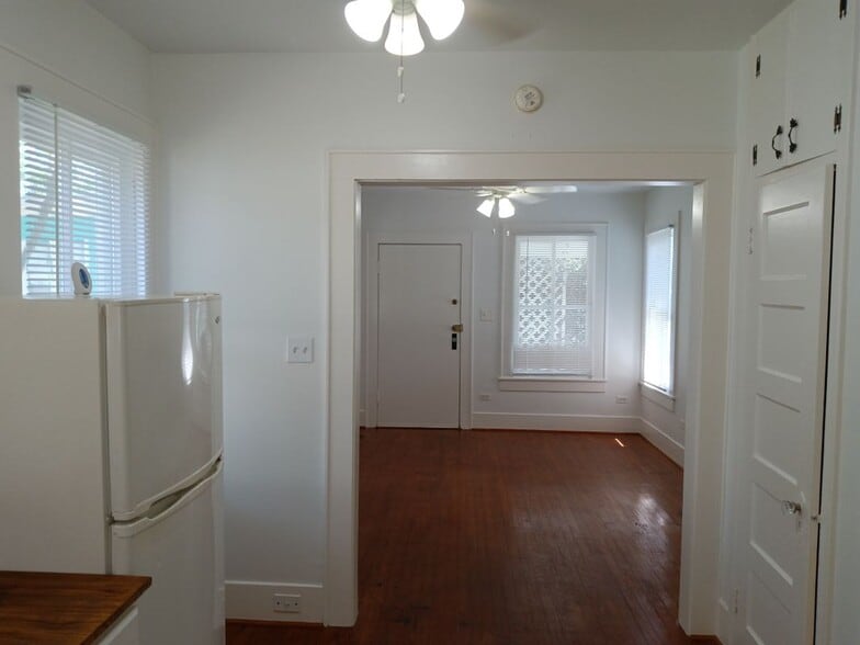 Building Photo - 2924 1/2 Bernardo De Galvez Ave