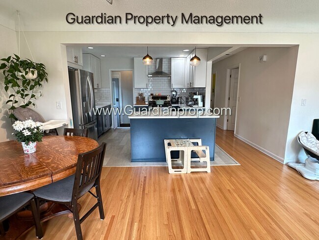 Building Photo - Nokomis Area Single Family Home, Very Clean, Dishwasher, 1 Car Garage, Available September