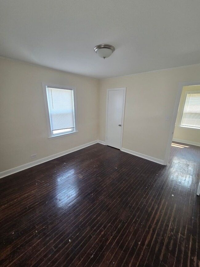 Building Photo - Charming 4BR Home with Spacious Layout, Mo...